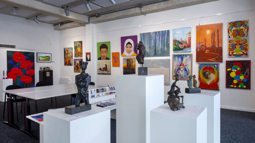 Om de zes weken verrast StEK bezoekers met een wisselende tentoonstelling. Rinus van Denderen